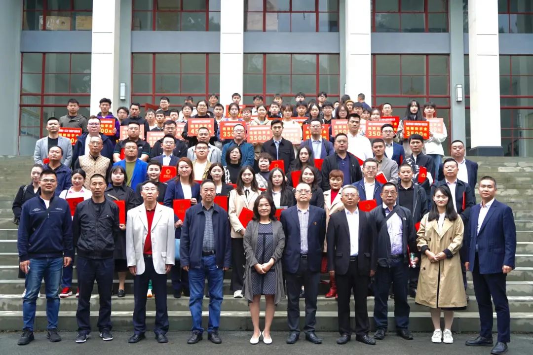 BD半岛·(中国)集团
参加成都电力行业协会组织44家爱心企业参加&ldquo;2023成都工匠人才培养计划&rdquo;捐赠仪式